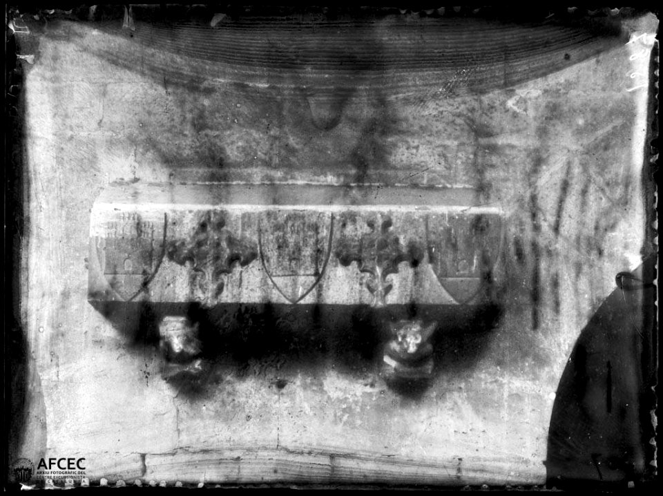Sepulcre en un mur del monestir de Santes Creus (AFCEC VINTRO C 1587)
