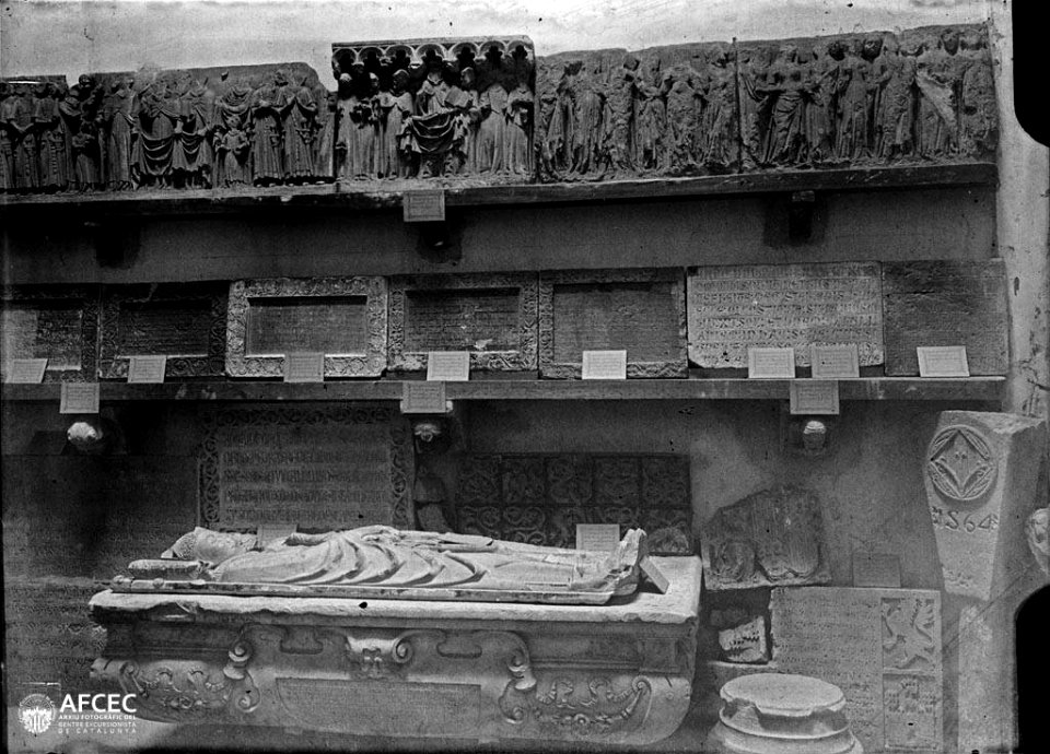 Sepulcre, inscripcions i relleus al Museu Diocesà de Lleida