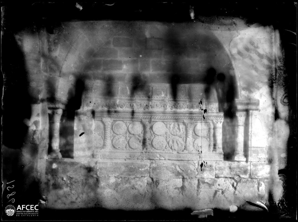 Sepulcre en un mur del monestir de Santes Creus (AFCEC VINTRO C 1586)
