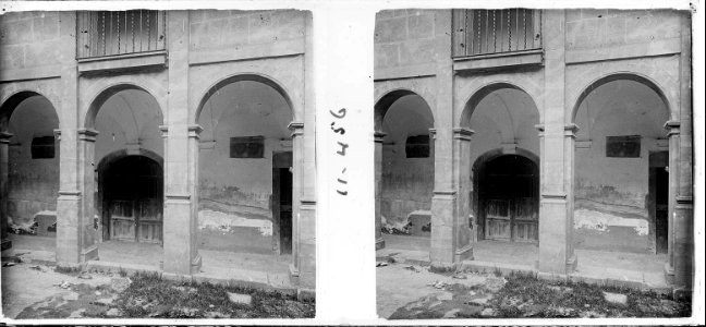 Sepulcre i nova vista del claustre de l ' abadia de Serrateix