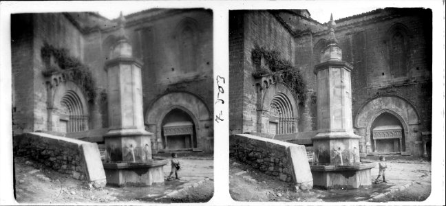 Sepulcre portalada i font a l ' exterior de l'església del monestir de Vallbona de les Monges
