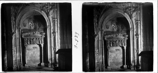 Sepulcre del bisbe a la catedral de Barcelona