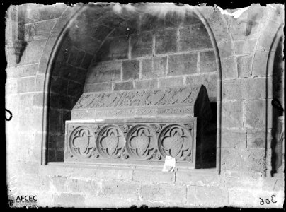 Sepulcre en un mur del monestir de Santes Creus (AFCEC VINTRO C 1585)