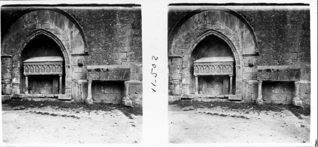 Sepulcres a l ' interior de l'església del monestir de Vallbona de les Monges