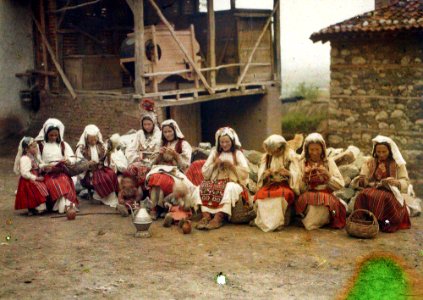 Serb women in festive dress, near Prizren. Autochrome by Auguste Léon, 9 May 1913 (Coll. Musée Albert-Kahn)