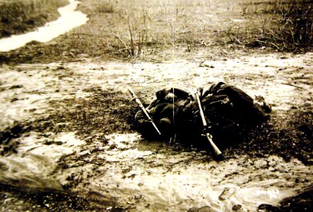 Serbian soldiers quenching their thirsts, April 27, 1915 (30982754061)