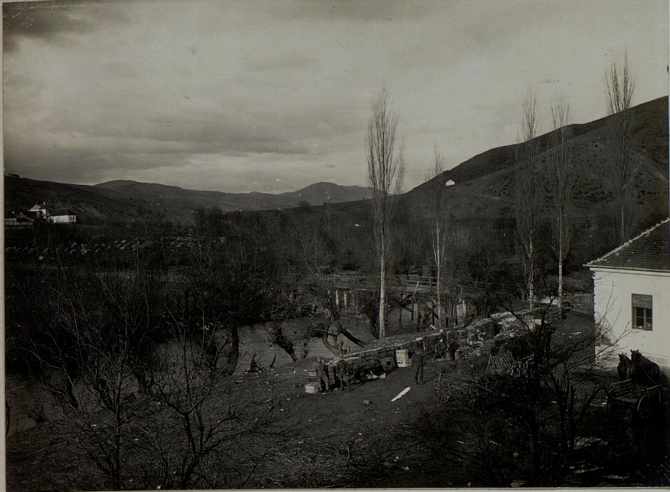 Serbische Munition wird aus dem Raschkabach gefischt. Raschka. Dezember 1915. (BildID 15454419)