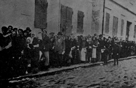Serbian refugees waiting for food, WWI photo