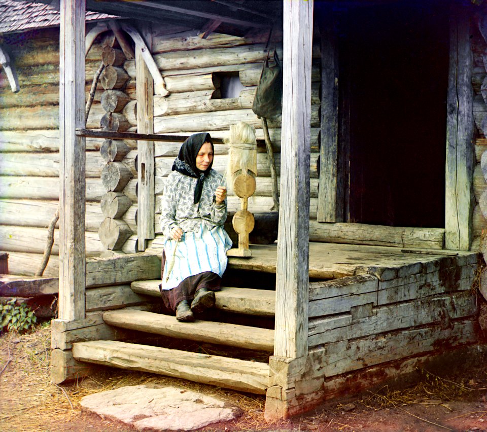 Sergei Prokudin-Gorskii, Spinning yarn in the village of Izvedovo, 1910