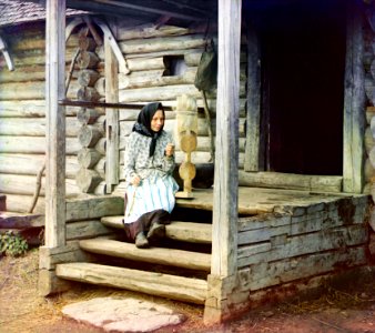 Sergei Prokudin-Gorskii, Spinning yarn in the village of Izvedovo, 1910 photo
