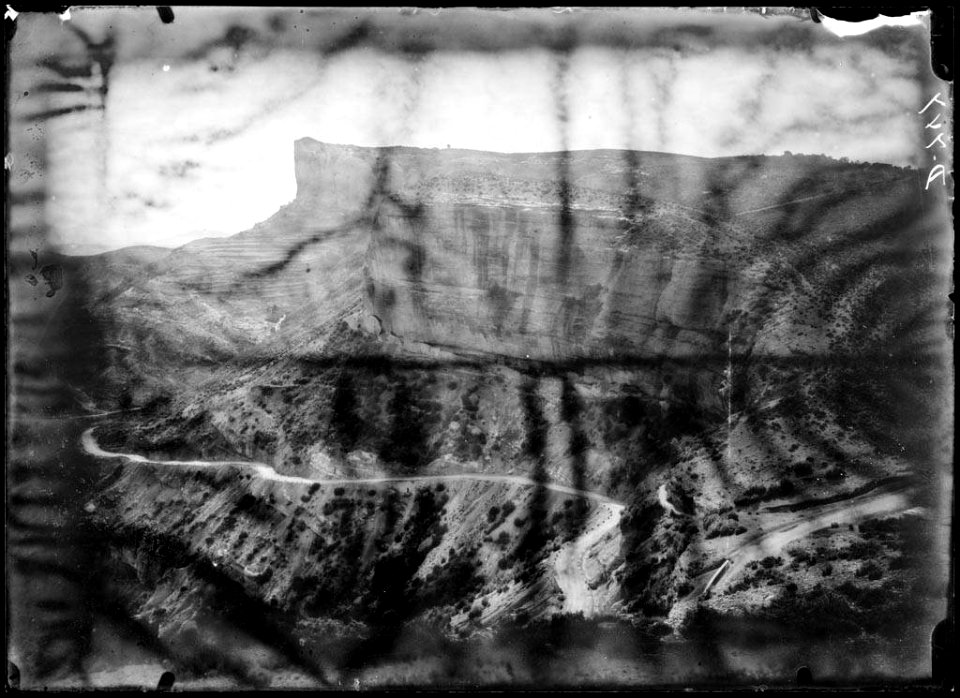 Serra del Castillo de Laguarrés i carretera a Benavarri