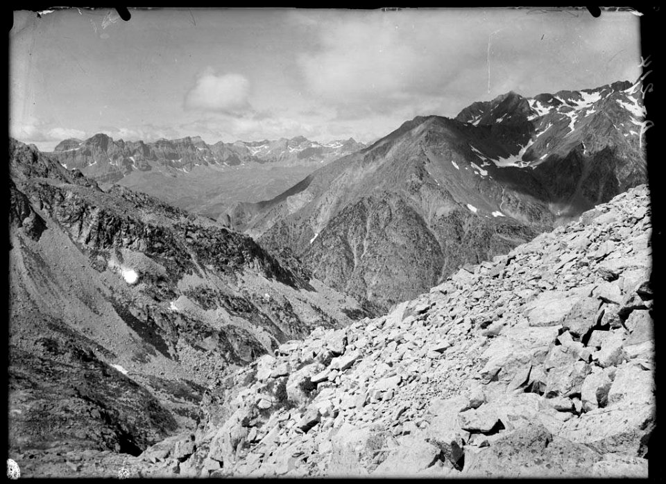 Serra de la Partacua al fons
