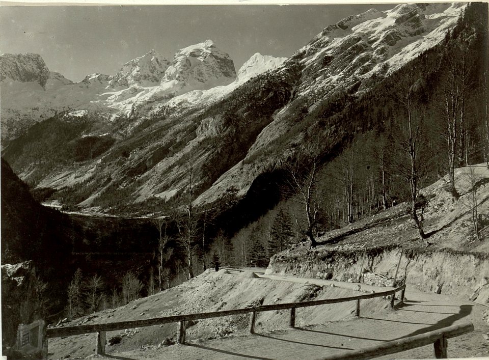 Serpentine sieben mit Blick in das Trentatal. (BildID 15464649)