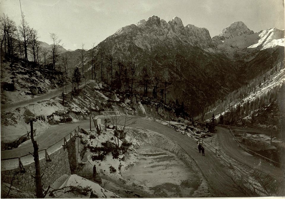 Serpentinen vom Pass zur Station Schütthalde mit Blick nach Süden (BildID 15464516)