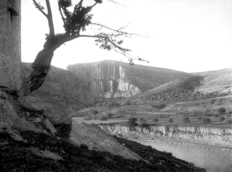 Serra de Coscoll i l'estret de la vall amb el riu Pallaresa vist des del monestir (Restored)