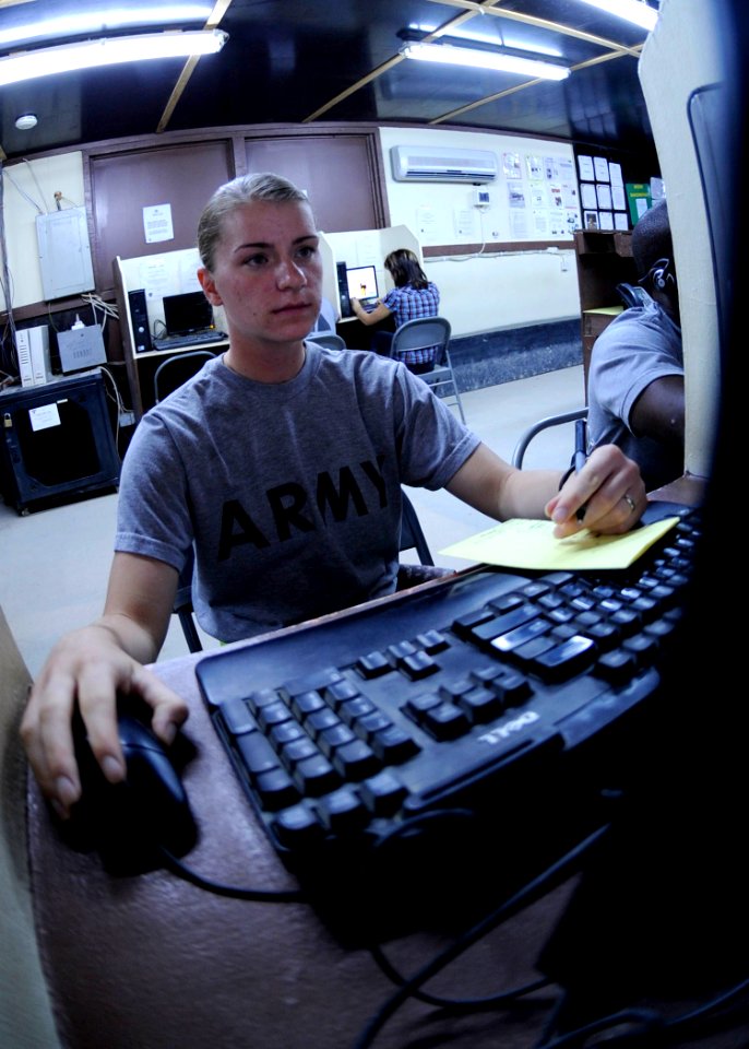 Service members take advantage of down time in Mosul DVIDS191148