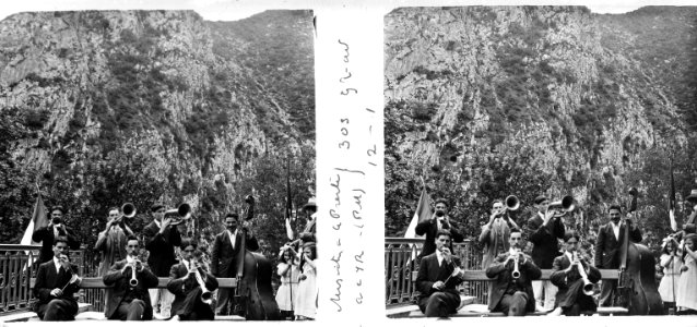 Set músics de Camprodon tocant en un concert a l'aire lliure a la Presta