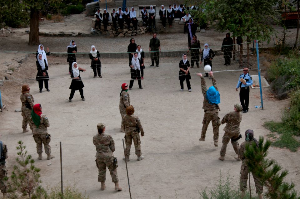 Setara High school students play volleyball with VCR group. (8014488297)