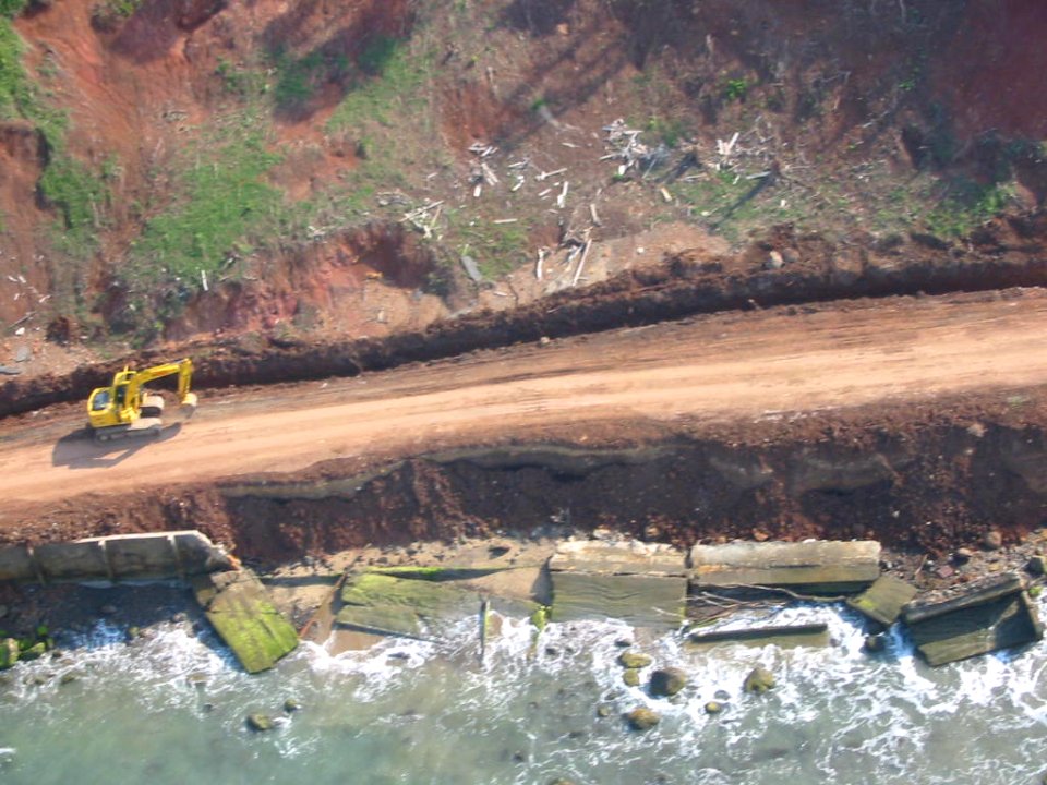 Setelah gempa bumi dan tsunami 2004, Aceh dan Pemerintah Indonesia memahami pentingnya jalan nasional yang menghubungkan Aceh dengan Calang. (15361143183)