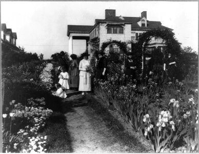 Seven women and two small girls in the garden of Mrs. John W. Paris, Flushing, Long Island, New York LCCN92500540