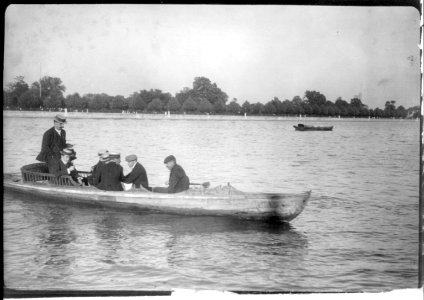 Seven men in a boat, Cambridge, Massachusetts, 1906 LCCN2006678470