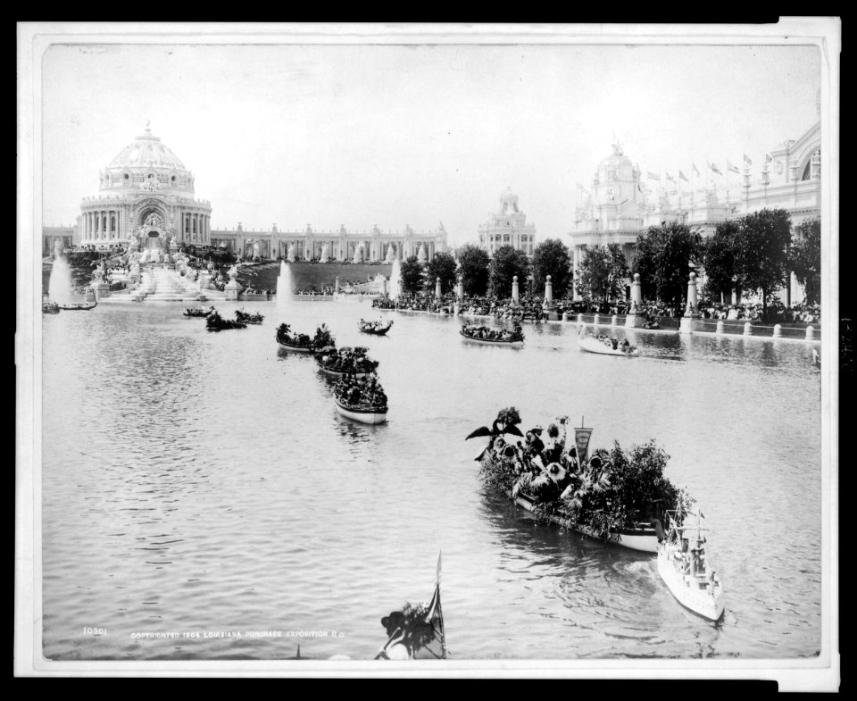 Several boats in a pool next to temporary plaster buildings made for the Louisiana Purchase Exposition in Saint Louis, Missouri LCCN2002722486