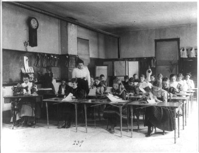 Sewing class, 3rd Division LCCN2001703623