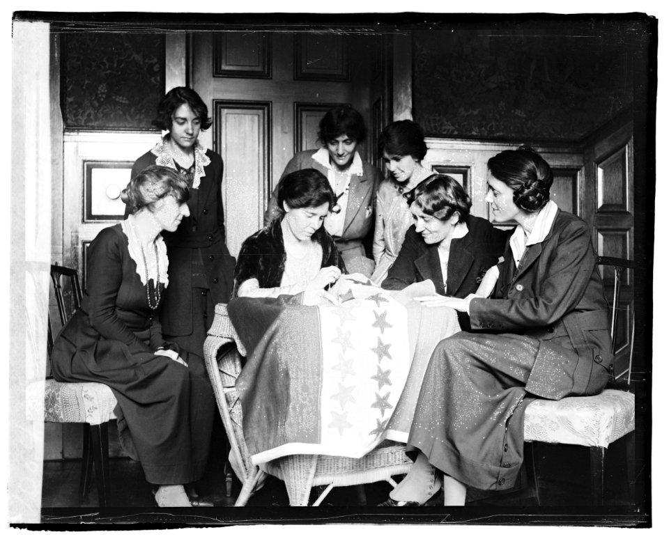 Sewing stars on suffrage flag LCCN2016827559