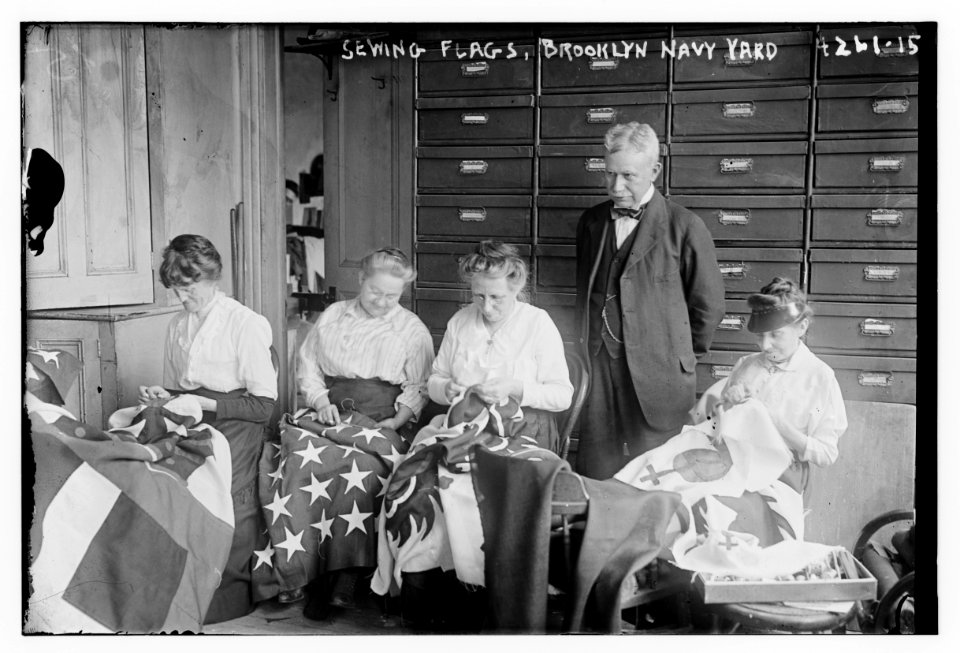Sewing flags, Brooklyn Navy Yard LCCN2014705023
