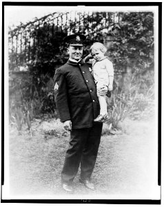 Sgt. McQuade, White House Policeman, holding a lost child LCCN2002712406