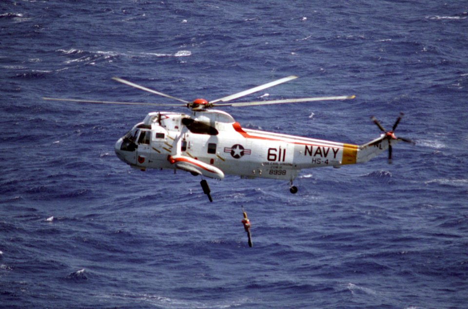 SH-3H HS-4 deploys sonar during RIMPAC 1986