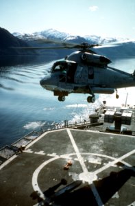 SH-2F of HSL-32 lands on USS O'Bannon (DD-987) in 1991