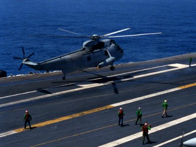 SH-3H Sea King of HS-1 landing aboard USS Nimitz (CVN-68) on 1 August 1992 (6640274)