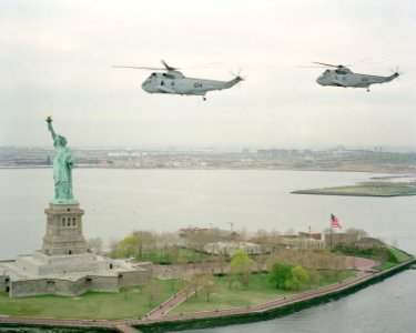 SH-3H Sea Kings of HS-15 over Statue of Liberty in April 1989