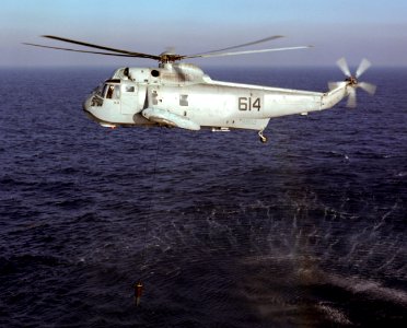 SH-3H Sea King lowering sonar 1987