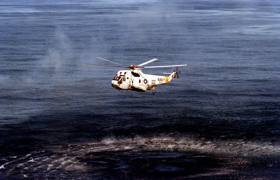 SH-3H HS-15 lowers sonar off Virginia 1979