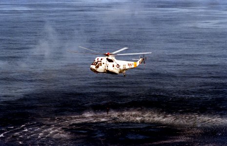 SH-3H HS-15 lowers sonar off Virginia 1979