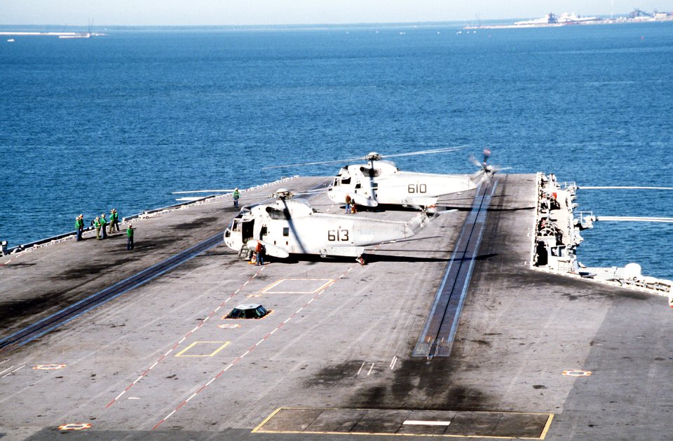 SH-3Hs of HS-17 on forward flight deck of USS Abraham Lincoln (CVN-72) in 1990