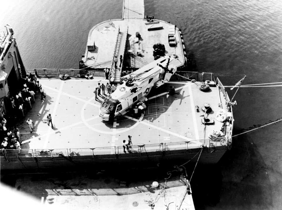 SH-60B Seahawk mock-up on flight deck of USS Oliver Hazard Perry (FFG-7), 25 July 1978 (USN 1173119)