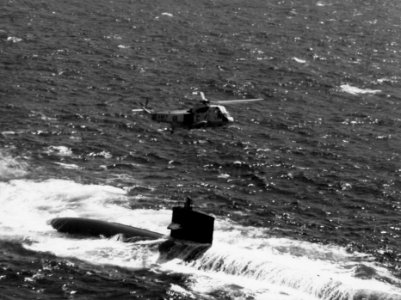 SH-3H Sea King of HS-4 hovers over USS Phoenix (SSN-702) in July 1983