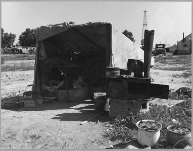 Shafter, Kern County, California. Living conditions within the camp provided by Kern County for migr . . . - NARA - 521677