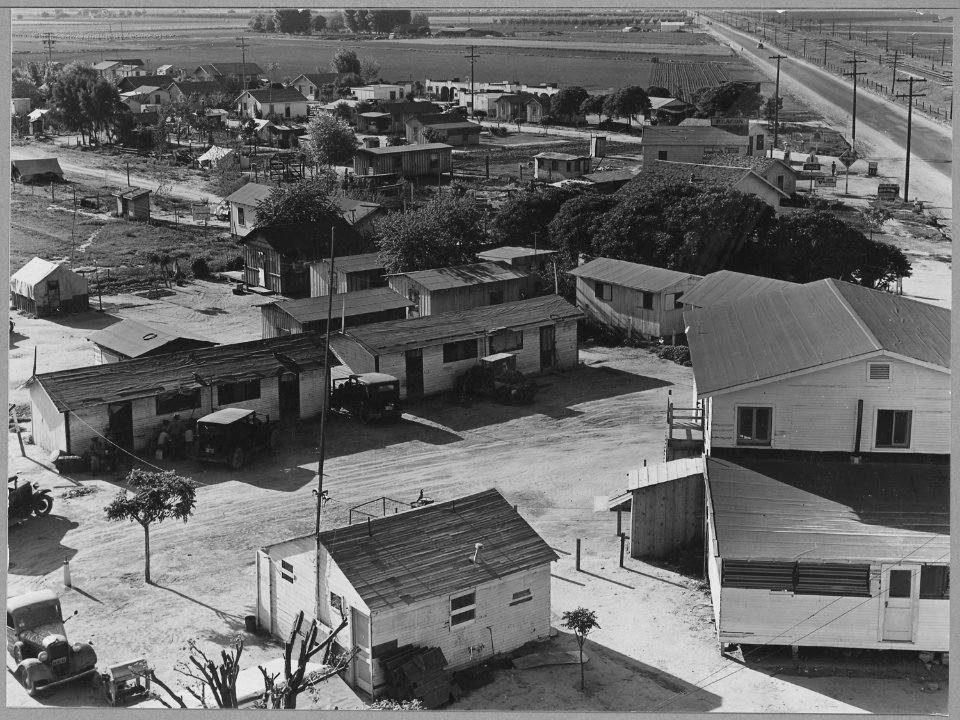 Shafter, Kern County, California. Typical of Shafter area. Shows auto camp behind grocery which face . . . - NARA - 521682