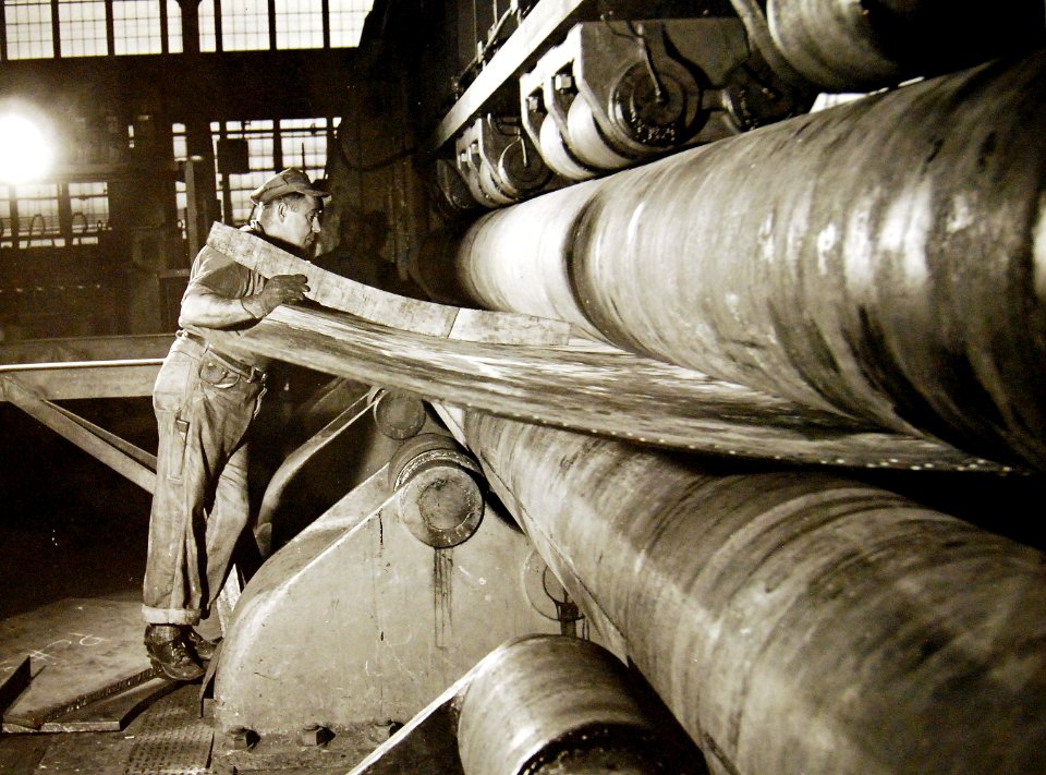 Shaping a ship’s plate at Norfolk Naval Shipyard 1941 (25824187944)