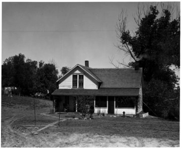 Shelby County, Iowa. A great many farms in this region are owned by insurance companies and rented t . . . - NARA - 522330
