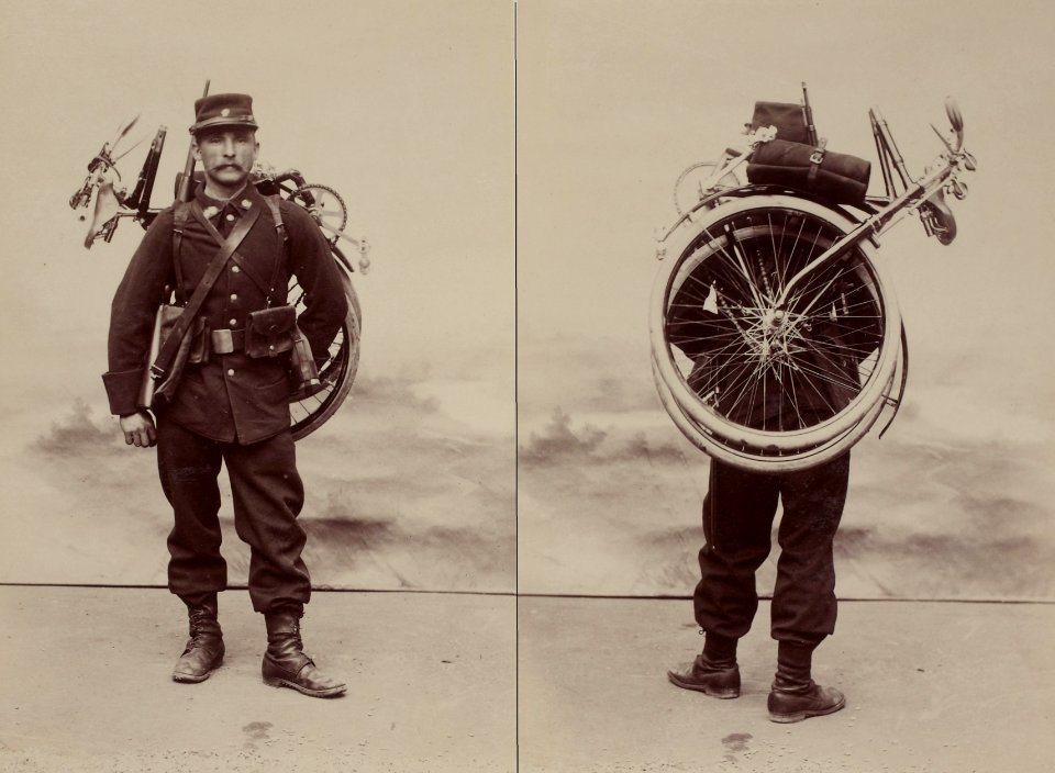 Soldat avec sa bicyclette pliante gladiator (1896)