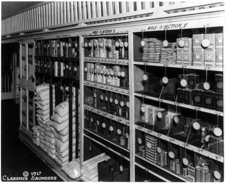 Shelves in a Piggly Wiggly self-service grocery store in or near Memphis, Tennessee LCCN2006679267