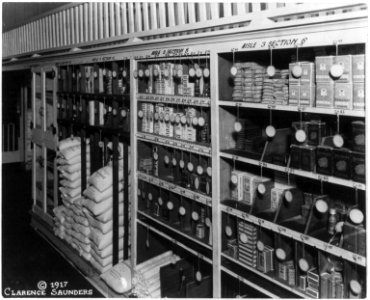 Shelves in a Piggly Wiggly self-service grocery store in or near Memphis, Tennessee LCCN2006679267