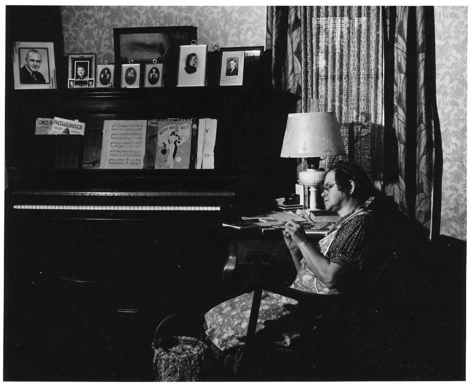 Shelby County, Iowa. This is the interior of a tenant farmhouse owned by one of the big insurance co . . . - NARA - 522374