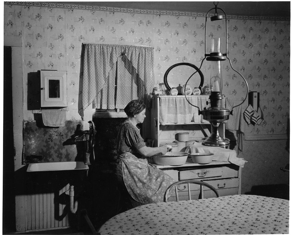 Shelby County, Iowa. This is the interior of a tenant farmhouse owned by one of the big insurance co . . . - NARA - 522376