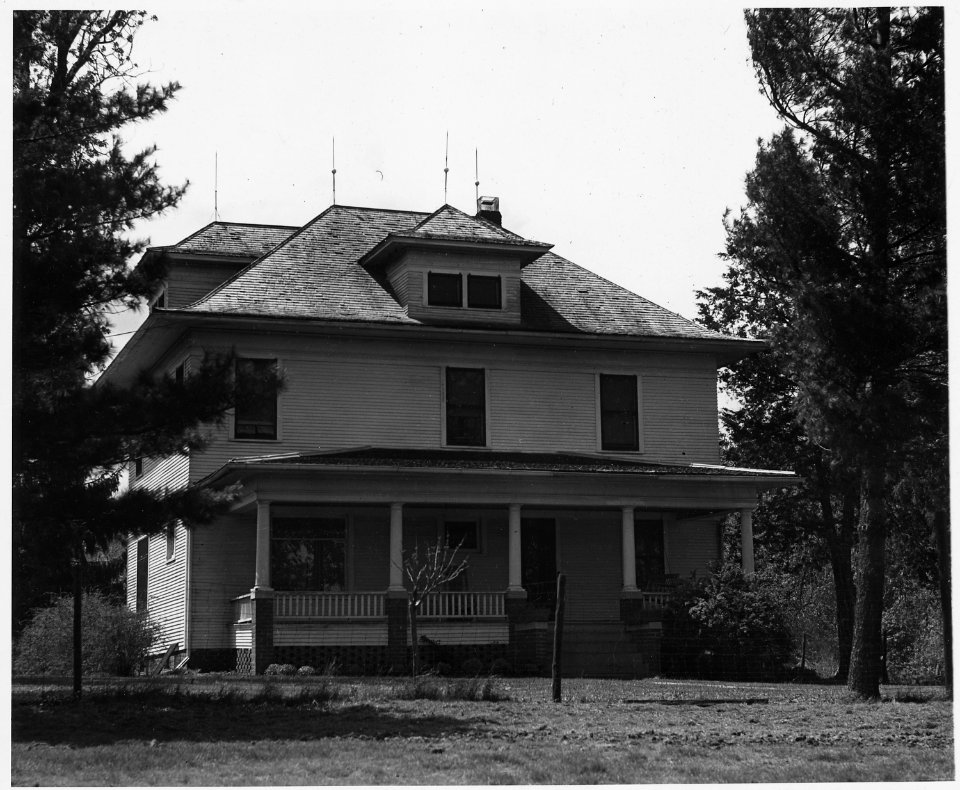 Shelby County, Iowa. Two of the larger farm homes near Irwin. Both belong to owner-operators. - NARA - 522326